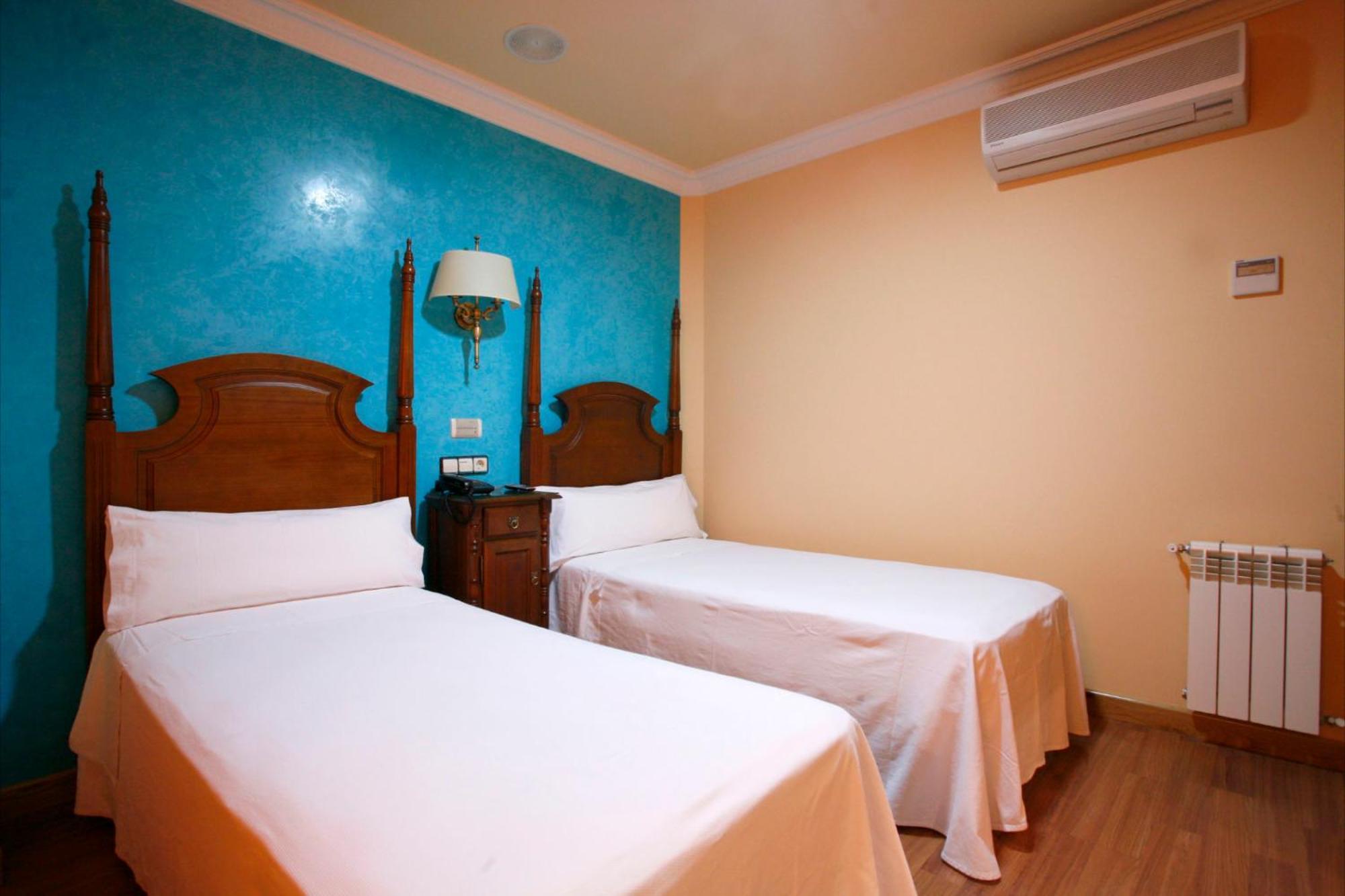 Hostal Victoria II Madrid Exterior photo