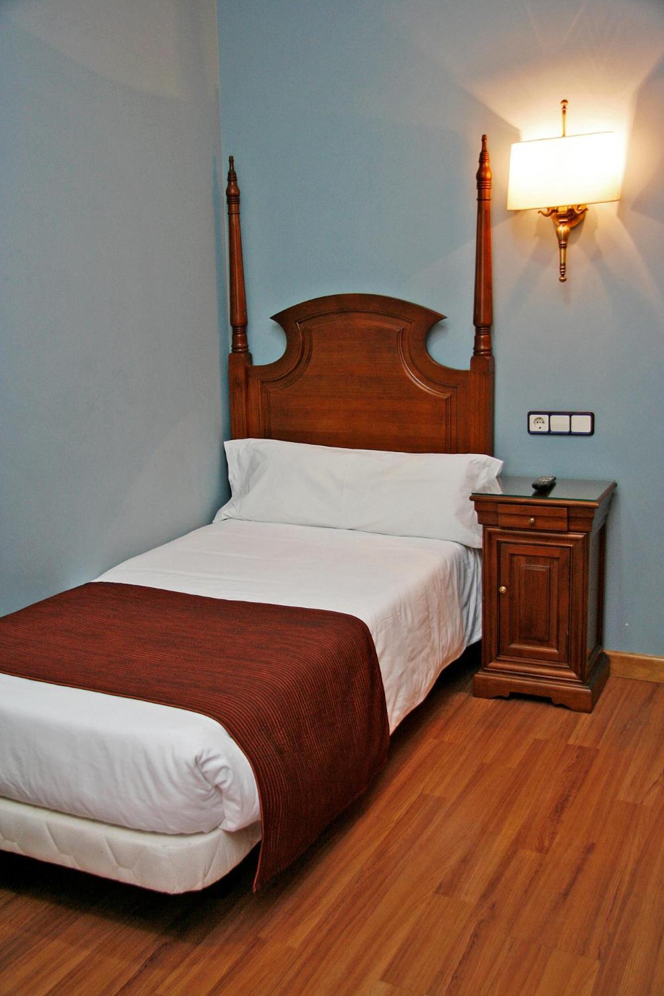 Hostal Victoria II Madrid Exterior photo