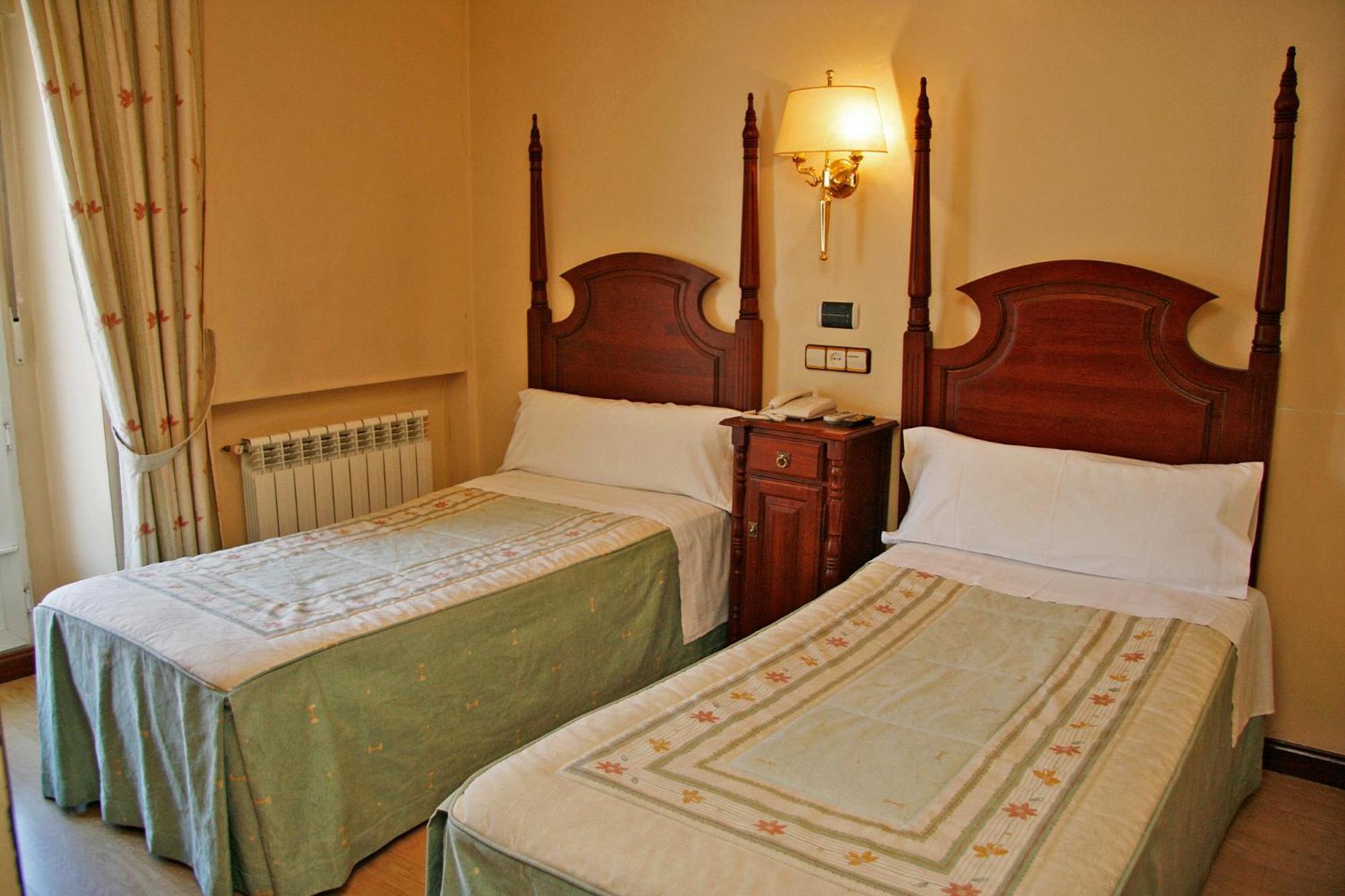 Hostal Victoria II Madrid Exterior photo