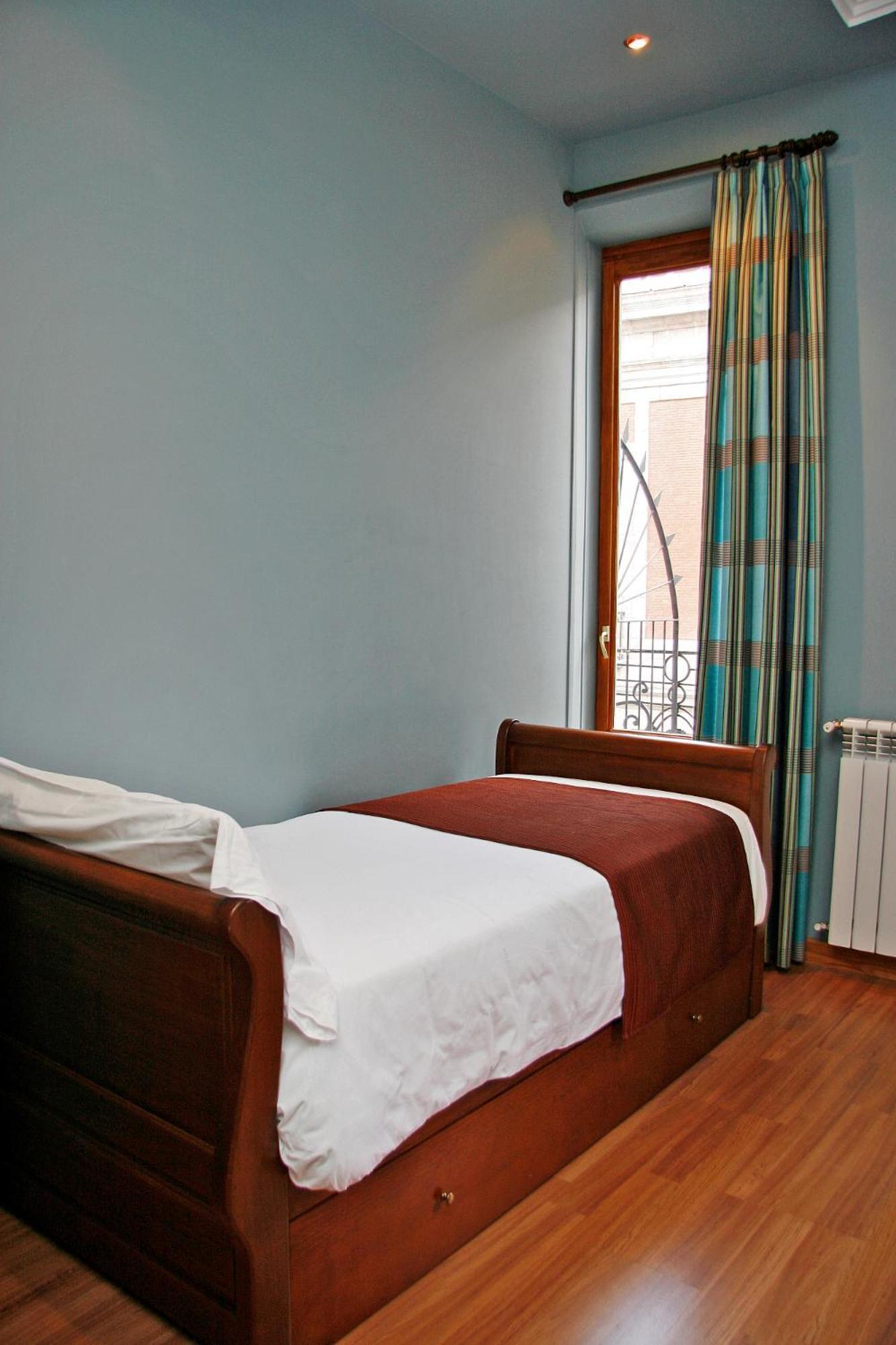Hostal Victoria II Madrid Exterior photo