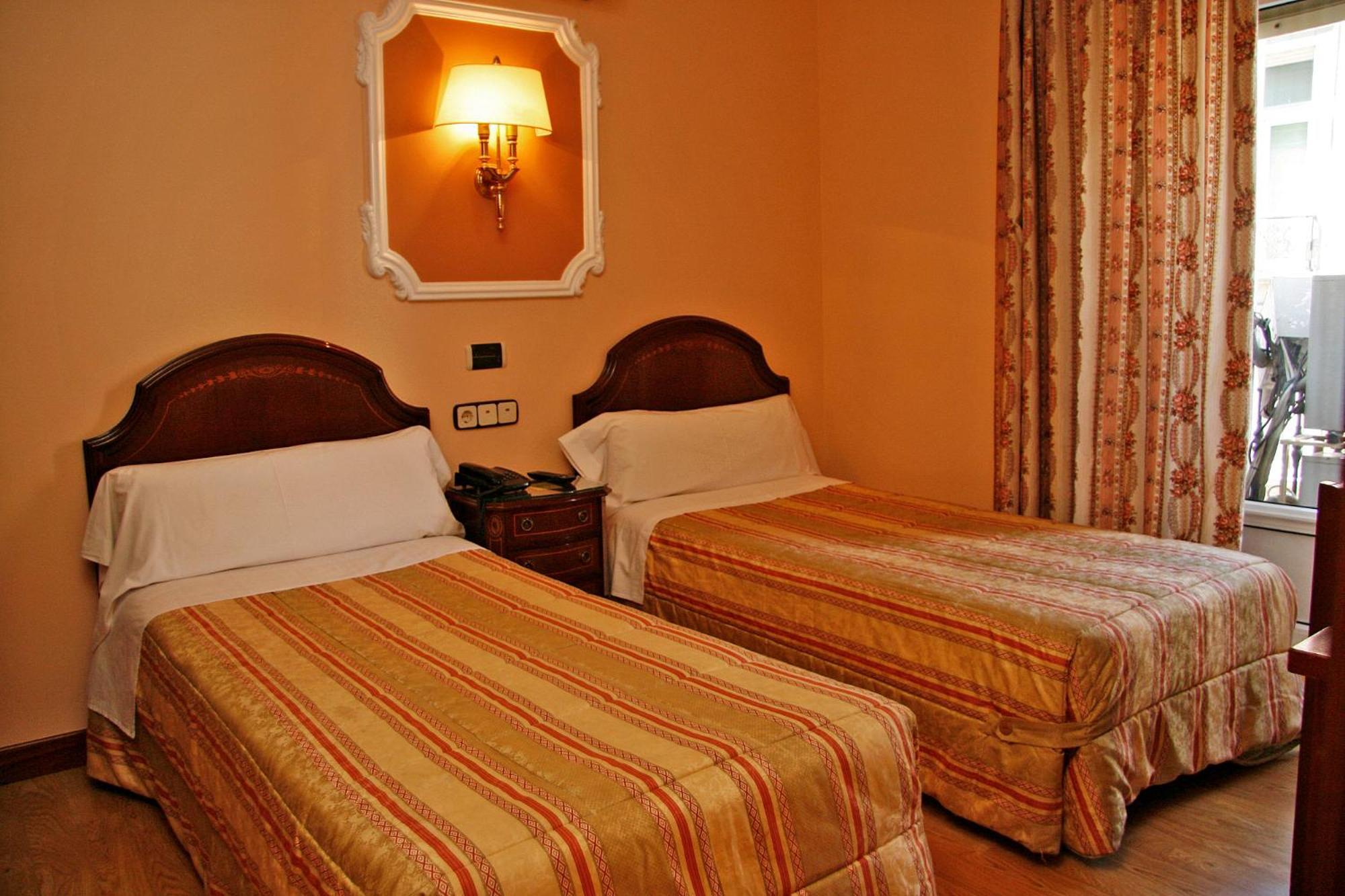 Hostal Victoria II Madrid Exterior photo