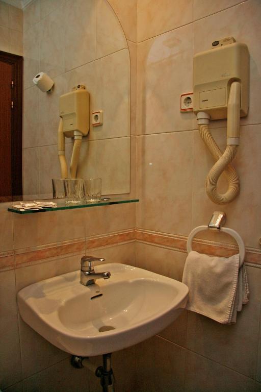 Hostal Victoria II Madrid Room photo