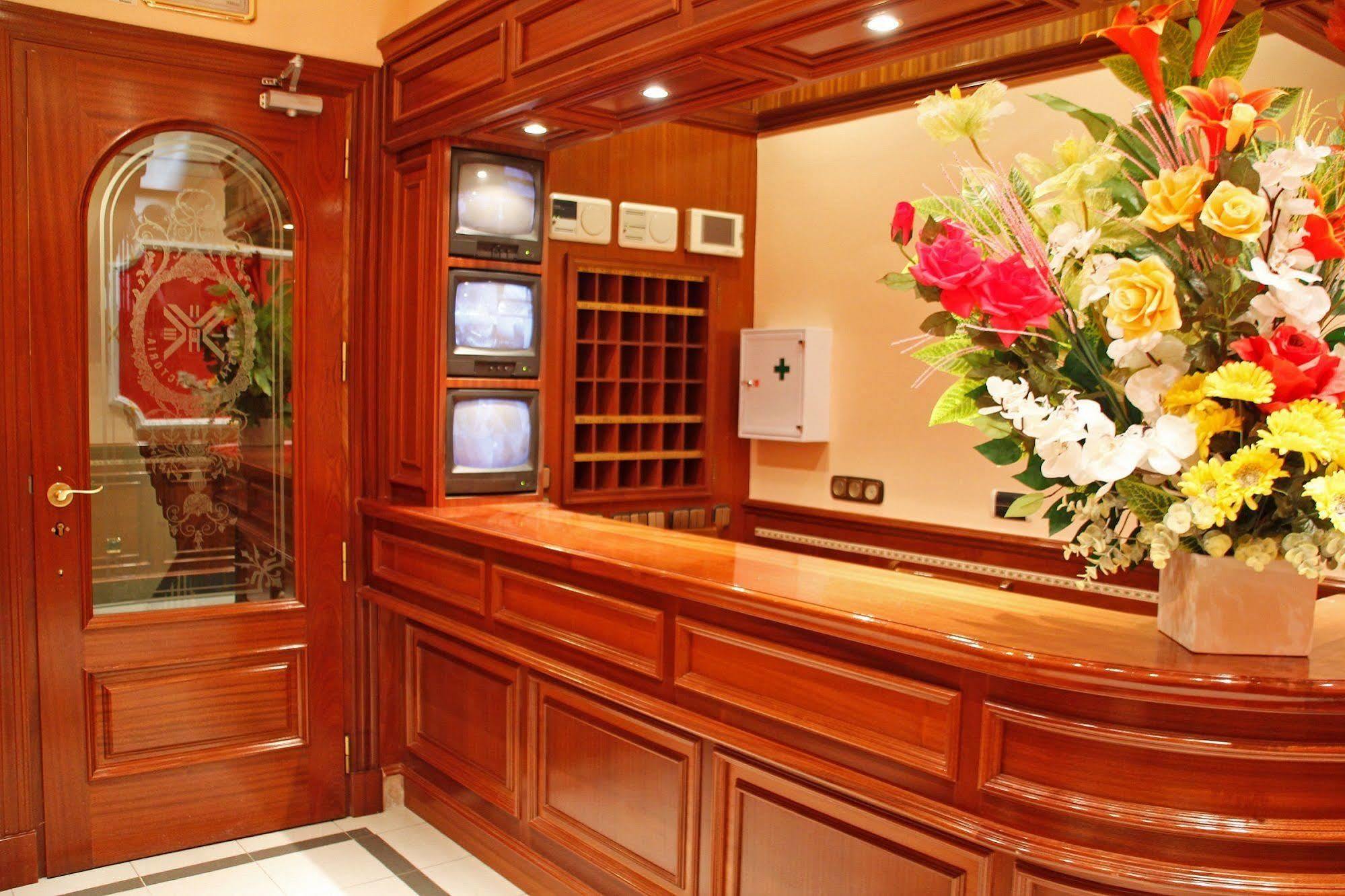 Hostal Victoria II Madrid Exterior photo