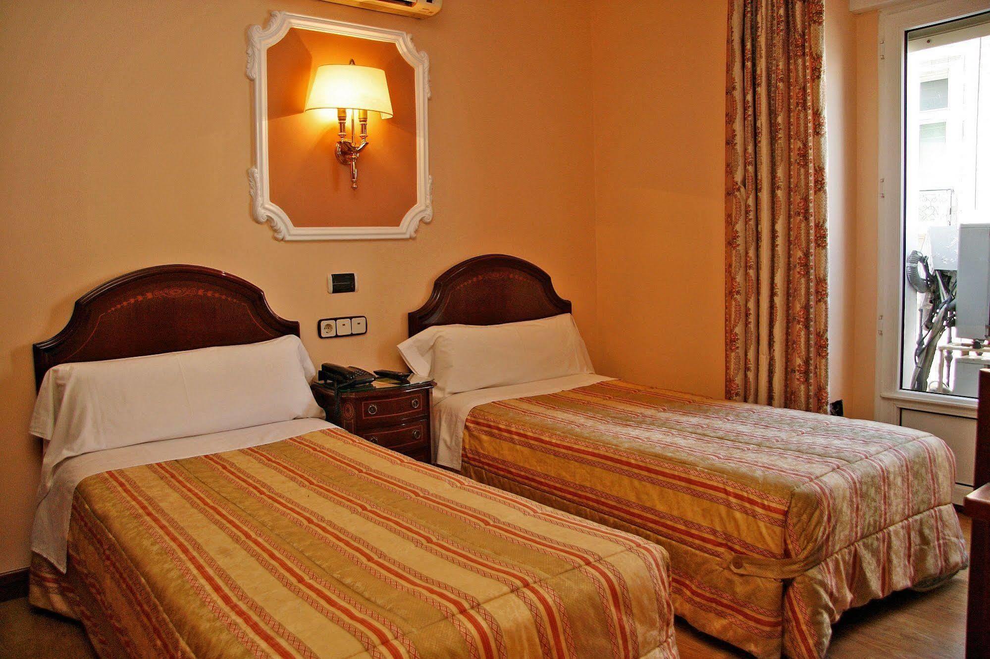 Hostal Victoria II Madrid Exterior photo