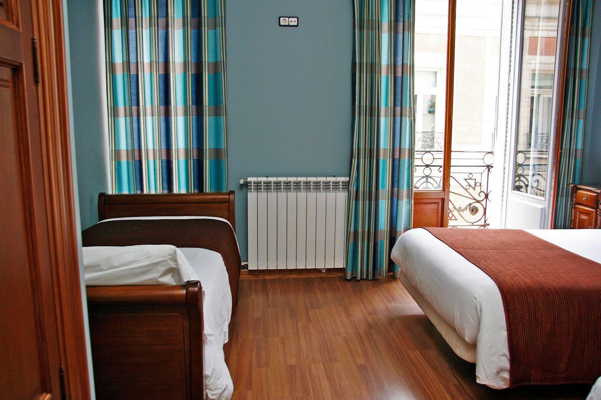 Hostal Victoria II Madrid Exterior photo